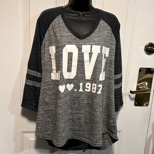 🔖 CLEARANCE🔖REFLEX 🖤 SOFT GRAY/BLACK LONG SLEEVE V-NECK “LOVE” TSHIRT TOP 3X